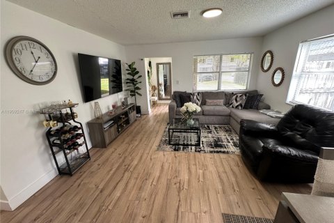 House in Miramar, Florida 2 bedrooms, 191.29 sq.m. № 1965530 - photo 2