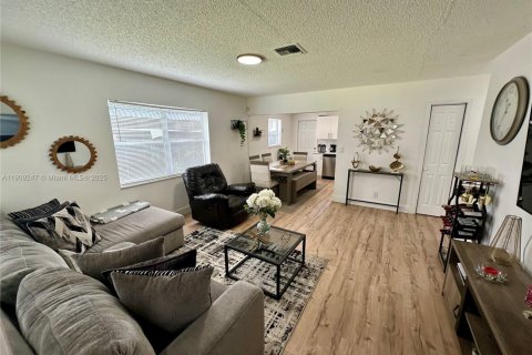 House in Miramar, Florida 2 bedrooms, 191.29 sq.m. № 1965530 - photo 4