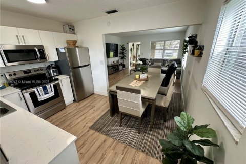 House in Miramar, Florida 2 bedrooms, 191.29 sq.m. № 1965530