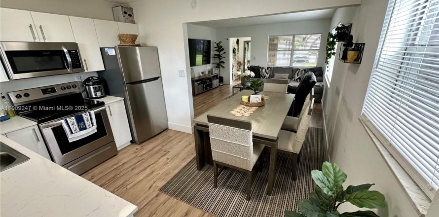 House in Miramar, Florida 2 bedrooms, 191.29 sq.m. № 1965530