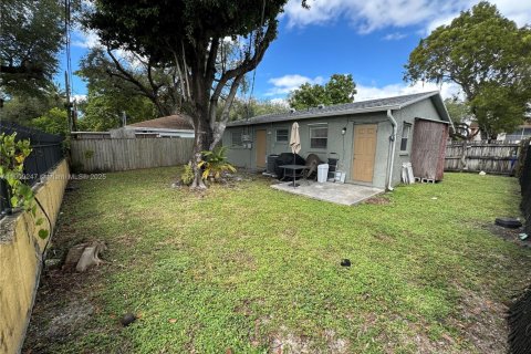 House in Miramar, Florida 2 bedrooms, 191.29 sq.m. № 1965530 - photo 14