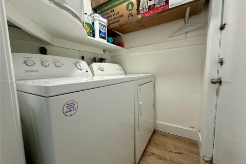 House in Miramar, Florida 2 bedrooms, 191.29 sq.m. № 1965530 - photo 13