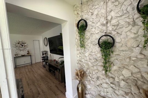 House in Miramar, Florida 2 bedrooms, 191.29 sq.m. № 1965530 - photo 5