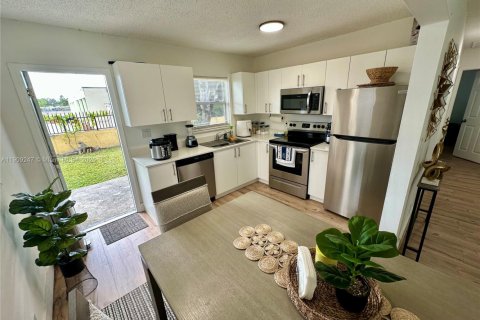 House in Miramar, Florida 2 bedrooms, 191.29 sq.m. № 1965530 - photo 6