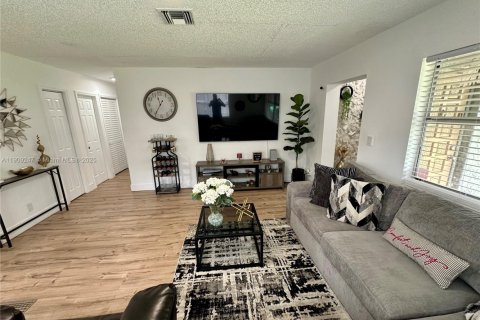 House in Miramar, Florida 2 bedrooms, 191.29 sq.m. № 1965530 - photo 3