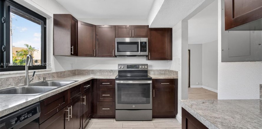 Adosado en Pembroke Pines, Florida 4 dormitorios, 150.13 m2 № 2047084