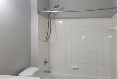 Townhouse in Tampa, Florida 3 bedrooms, 124.95 sq.m. № 1913457 - photo 16