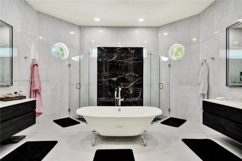 House in Plantation, Florida 5 bedrooms, 455.69 sq.m. № 1800885 - photo 28