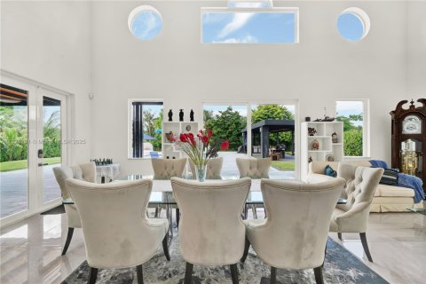 House in Plantation, Florida 5 bedrooms, 455.69 sq.m. № 1800885 - photo 13
