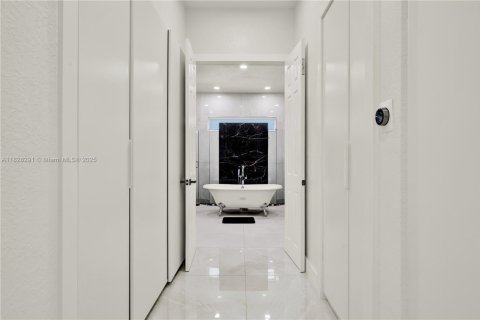 House in Plantation, Florida 5 bedrooms, 455.69 sq.m. № 1800885 - photo 27