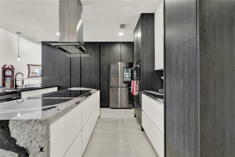 House in Plantation, Florida 5 bedrooms, 455.69 sq.m. № 1800885 - photo 20