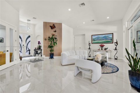 House in Plantation, Florida 5 bedrooms, 455.69 sq.m. № 1800885 - photo 10