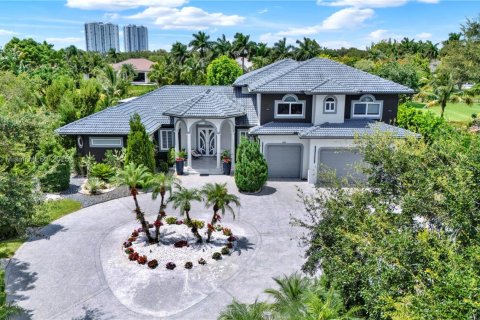 House in Plantation, Florida 5 bedrooms, 455.69 sq.m. № 1800885 - photo 1
