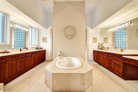 Villa ou maison à vendre à Hollywood, Floride: 5 chambres, 368.64 m2 № 1995198 - photo 11