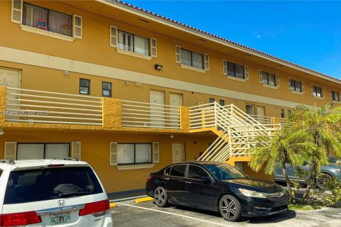 Condo in Hialeah Gardens, Florida, 2 bedrooms  № 2012187