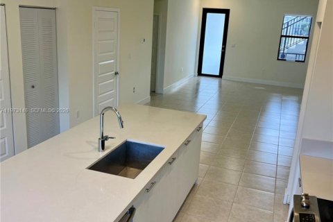 Copropriété à louer à Doral, Floride: 2 chambres, 99.59 m2 № 2033232 - photo 4
