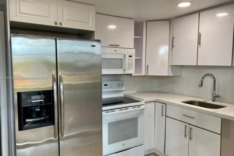 Casa en venta en North Miami Beach, Florida, 3 dormitorios, 65.22 m2 № 1782031 - foto 11