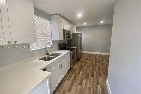 Casa en venta en North Miami Beach, Florida, 3 dormitorios, 65.22 m2 № 1782031 - foto 1