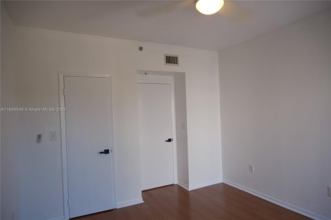 Снять в аренду квартиру в Майами, Флорида 2 спальни, 67.82м2, № 1943438 - фото 12