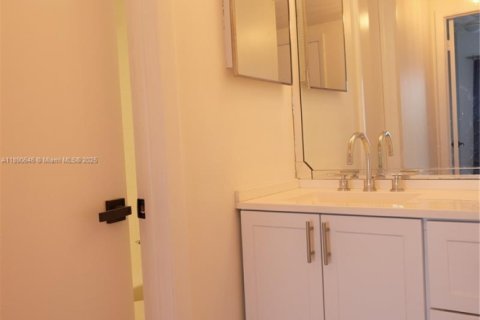 Снять в аренду квартиру в Майами, Флорида 2 спальни, 67.82м2, № 1943438 - фото 7