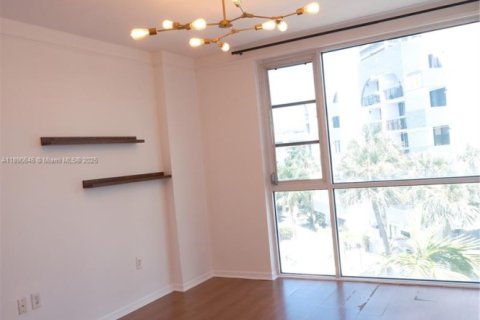 Снять в аренду квартиру в Майами, Флорида 2 спальни, 67.82м2, № 1943438 - фото 2