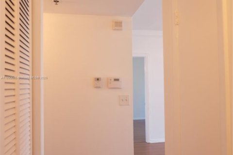 Снять в аренду квартиру в Майами, Флорида 2 спальни, 67.82м2, № 1943438 - фото 8