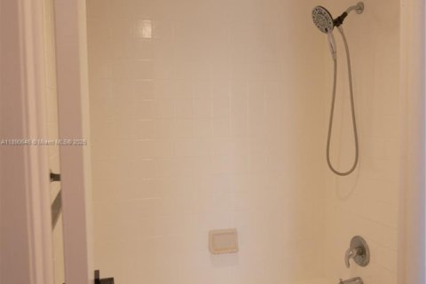 Снять в аренду квартиру в Майами, Флорида 2 спальни, 67.82м2, № 1943438 - фото 18