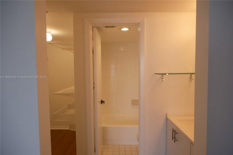 Снять в аренду квартиру в Майами, Флорида 2 спальни, 67.82м2, № 1943438 - фото 20