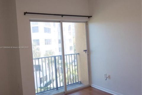 Снять в аренду квартиру в Майами, Флорида 2 спальни, 67.82м2, № 1943438 - фото 15