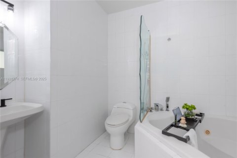 Villa ou maison à vendre à Miami, Floride: 3 chambres, 170.85 m2 № 1987416 - photo 28