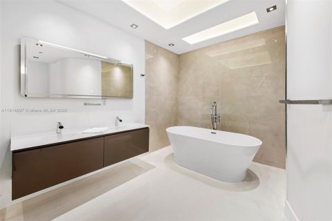 Condo in Miami Beach, Florida, 2 bedrooms  № 1970445 - photo 14