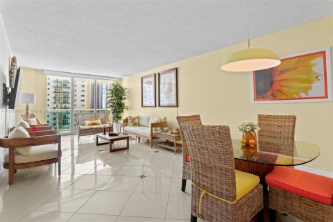 Condominio en venta en Sunny Isles Beach, Florida, 1 dormitorio, 92.9 m2 № 1703658 - foto 2