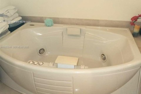 Copropriété à louer à Sunny Isles Beach, Floride: 2 chambres, 118.54 m2 № 1976616 - photo 12