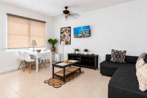 Condo in Miami Beach, Florida, 1 bedroom  № 2381566 - photo 3