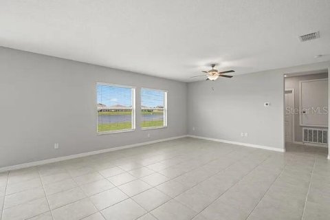 Villa ou maison à louer à Wimauma, Floride: 5 chambres, 312.34 m2 № 2359335 - photo 6