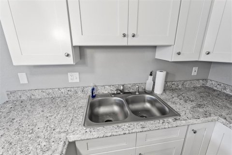 Condo in Daytona Beach, Florida, 1 bedroom  № 1636071 - photo 13