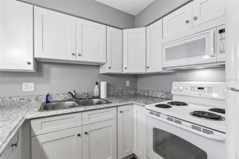 Condo in Daytona Beach, Florida, 1 bedroom  № 1636071 - photo 10