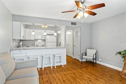 Condo in Daytona Beach, Florida, 1 bedroom  № 1636071 - photo 5