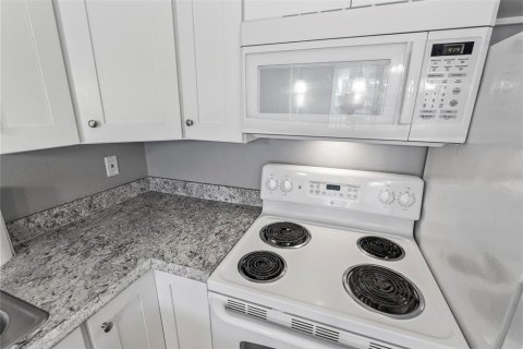 Condo in Daytona Beach, Florida, 1 bedroom  № 1636071 - photo 12