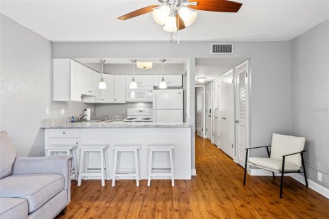 Condo in Daytona Beach, Florida, 1 bedroom  № 1636071 - photo 8