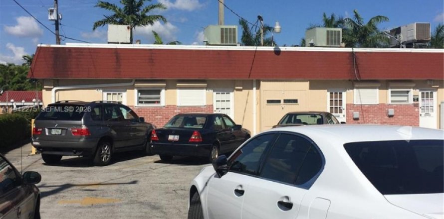 Commercial property in Dania Beach, Florida № 2088713
