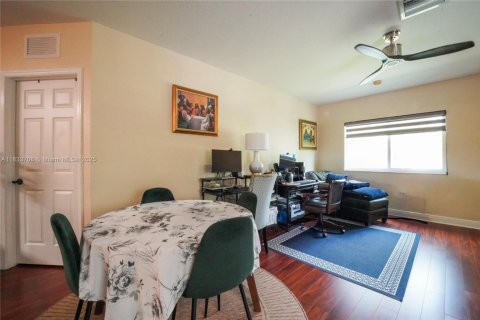 House in Davie, Florida 3 bedrooms, 131.55 sq.m. № 1844008 - photo 13