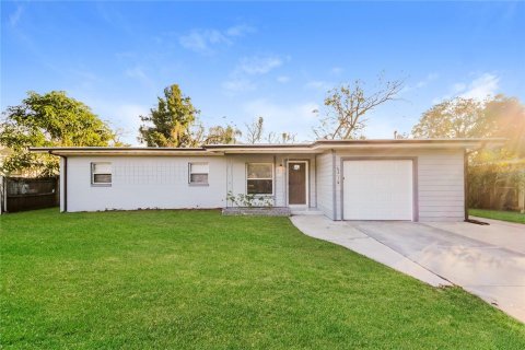 Casa en alquiler en Orlando, Florida, 3 dormitorios, 119.01 m2 № 1913916 - foto 1