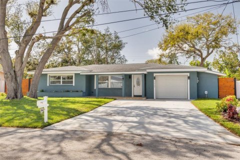 House in Clearwater, Florida 3 bedrooms, 180.6 sq.m. № 1516832 - photo 1