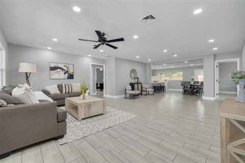 House in Clearwater, Florida 3 bedrooms, 180.6 sq.m. № 1516832 - photo 3