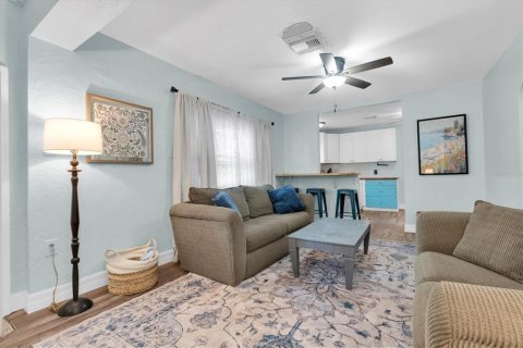 House in Saint Petersburg, Florida 2 bedrooms, 72.46 sq.m. № 2237478 - photo 5