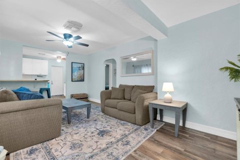 House in Saint Petersburg, Florida 2 bedrooms, 72.46 sq.m. № 2237478 - photo 4
