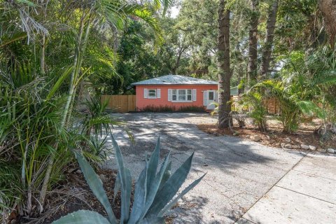 House in Saint Petersburg, Florida 2 bedrooms, 72.46 sq.m. № 2237478