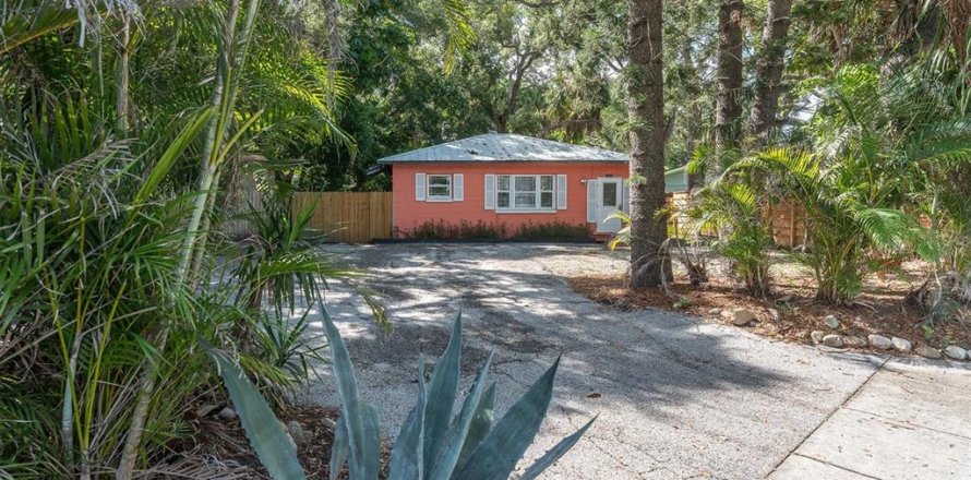 House in Saint Petersburg, Florida 2 bedrooms, 72.46 sq.m. № 2237478