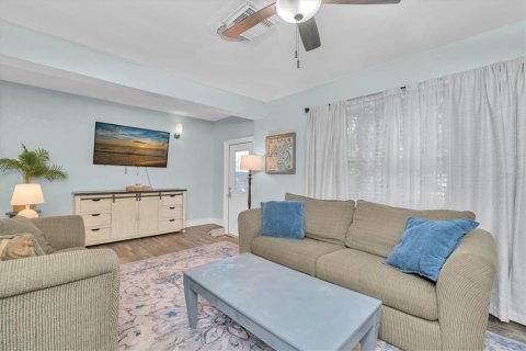 House in Saint Petersburg, Florida 2 bedrooms, 72.46 sq.m. № 2237478 - photo 3